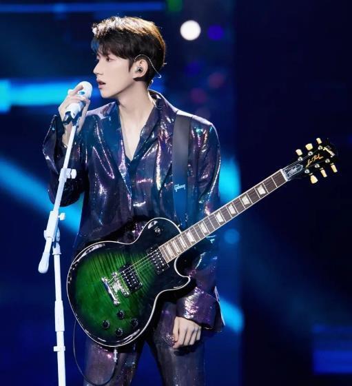 王源|工作室晒王源未公开写真，被粉丝发现副业：确定不是搞批发吗？