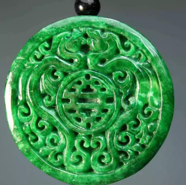 翡翠|藓加绿翡翠和干青种翡翠，哪个价值更高？