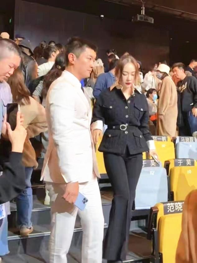 全球时尚号 杜江夫妇同框，霍思燕浓妆挡不住老态，黑色外套穿出臃肿感