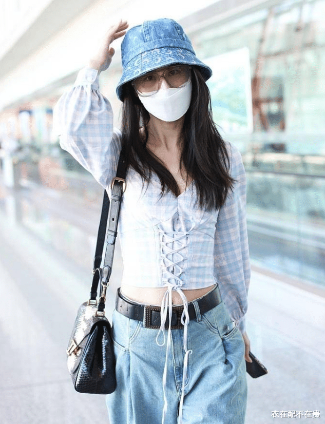 衣在配不在贵 黄圣依也太瘦了，这么紧的绑带装都套得进去，果然有身材就是任性