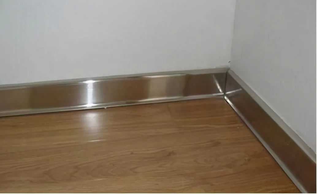 装修时尚家|装修已经不流行做踢脚线了,现在都这样装,美观又省钱