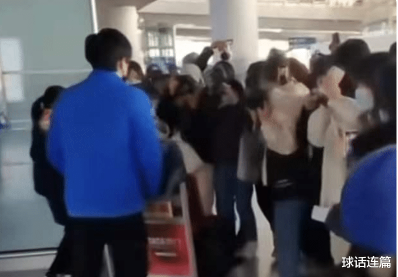 王楚钦|国乒一众名将现身机场，王楚钦遭遇围堵，小魔王拿着饮料健步如飞