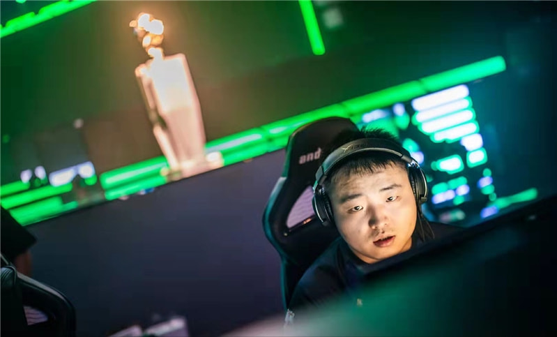 longskr|职业选手做游戏陪玩,每单每小时高达120元,平民玩家望而却步