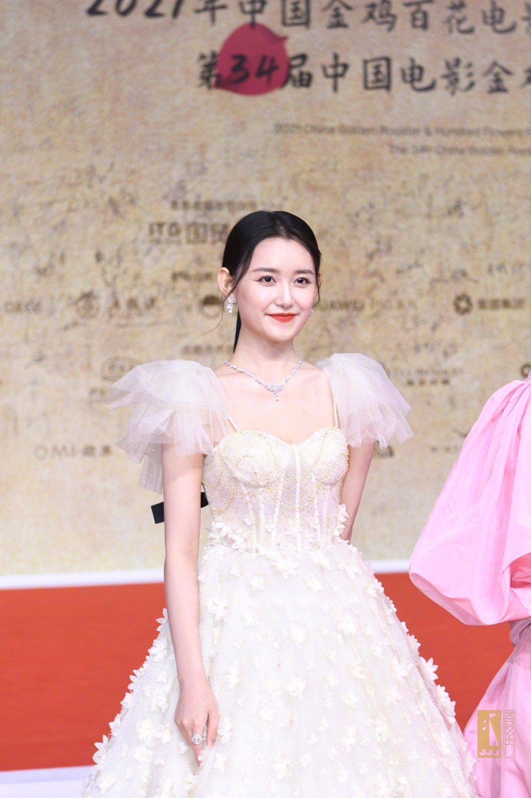 金鸡奖|金鸡奖红毯现场，女星争奇斗艳，李宇春不争不抢穿秋衣意外压轴