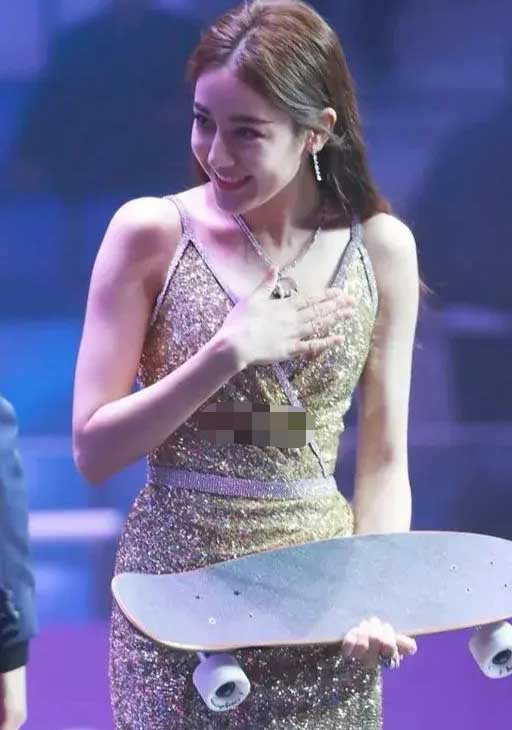 迪丽热巴|迪丽热巴被嘲又当又立，是谁在干涉女明星的“捂胸自由”？