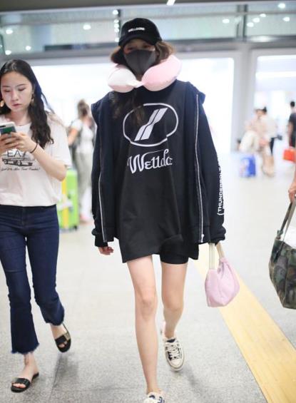 关晓彤|关晓彤穿运动装出席活动，172身高太占优势了，比奥运冠军都要高