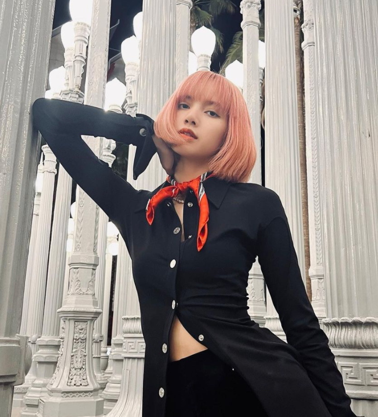 lisa Lisa宣布康复后首现身!面色红润气色极佳,室外拍照露腰间白皙皮肤