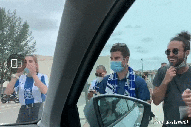 武磊|西班牙美女球迷太热情！拦住车向武磊送飞吻，磊子感动落泪真值了