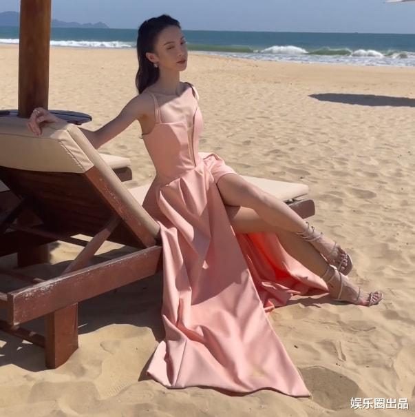 金晨|金晨在沙滩上拍大片，侧身幅度太大引起热议，被指“博眼球”