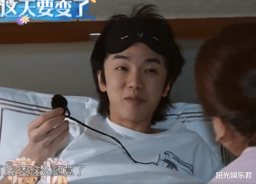 关晓彤|王牌家族被拍“起床照”，范丞丞和精修没差别，关晓彤的素颜太真实了