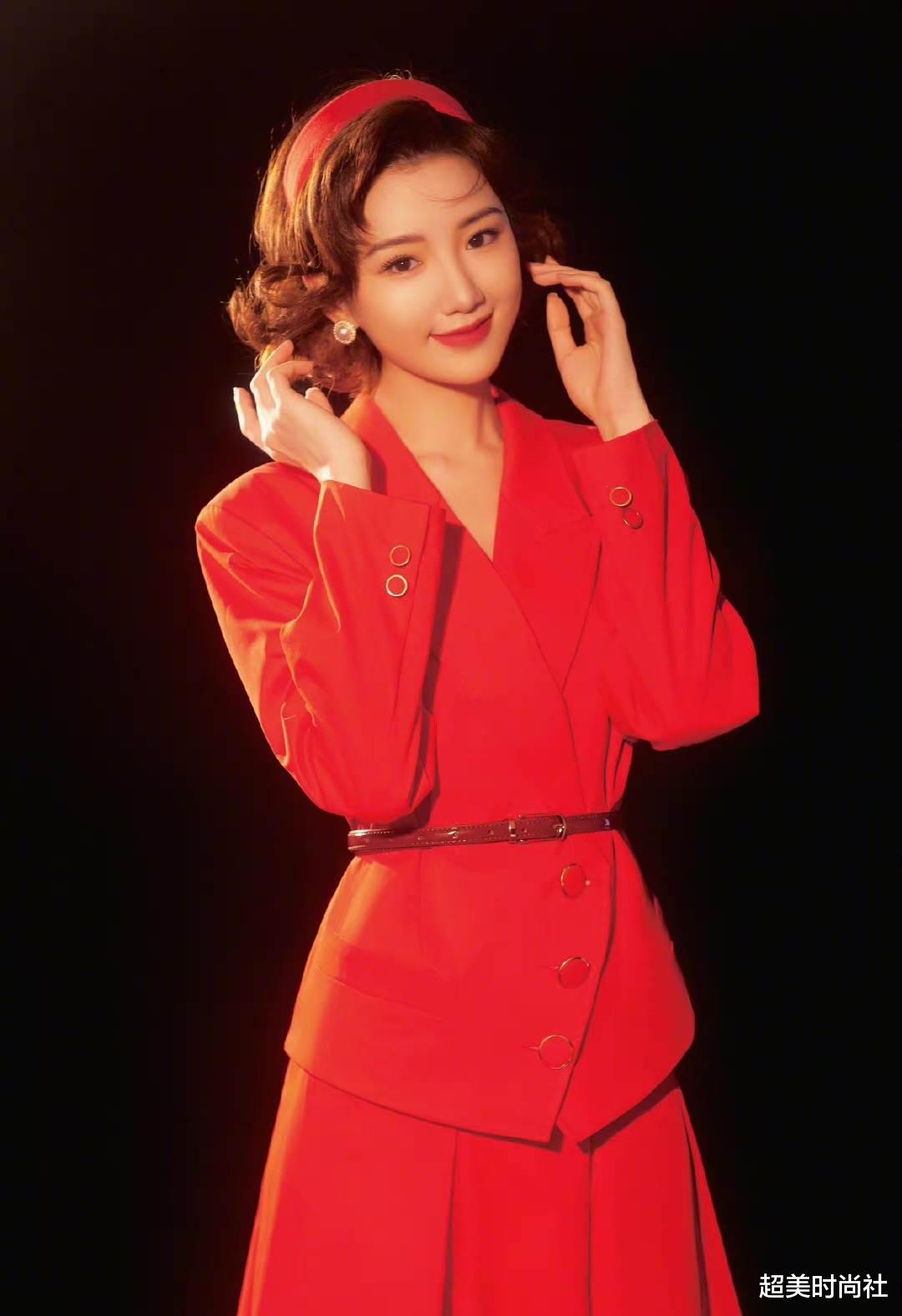 超美时尚社|90年代结婚造型太惊艳！毛晓彤烫卷发配红西装，晒复古大片获赞