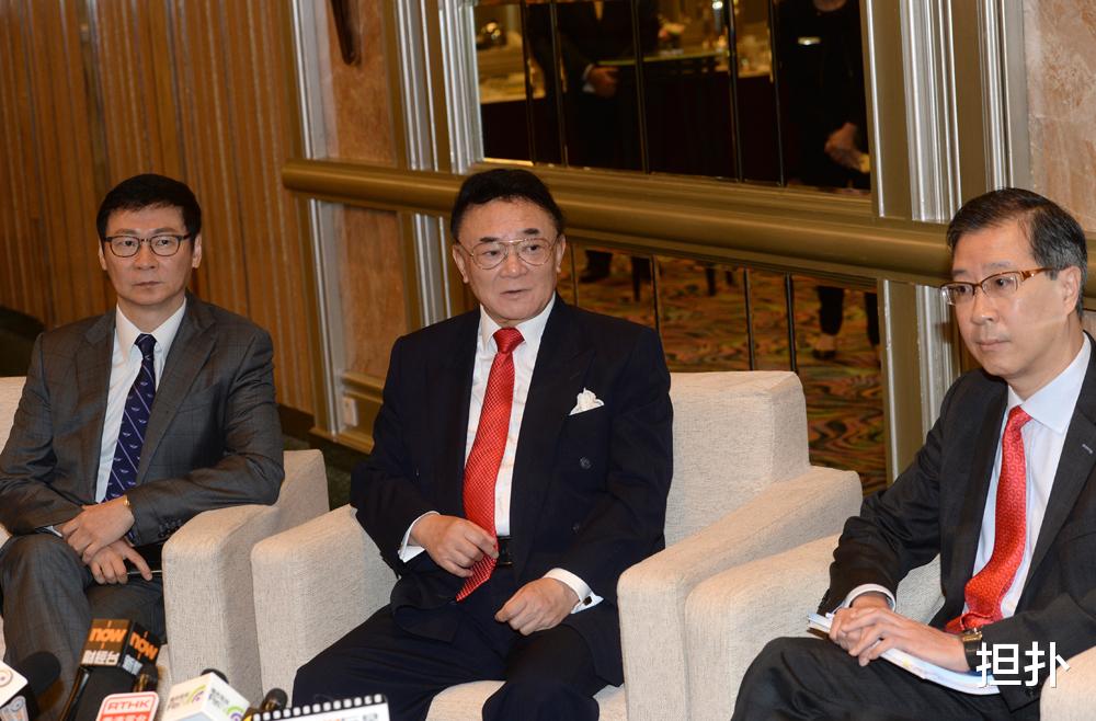 坐拥1万多亩地皮和1百多亿现金,妻子是港姐冠军,他是隐形富豪
