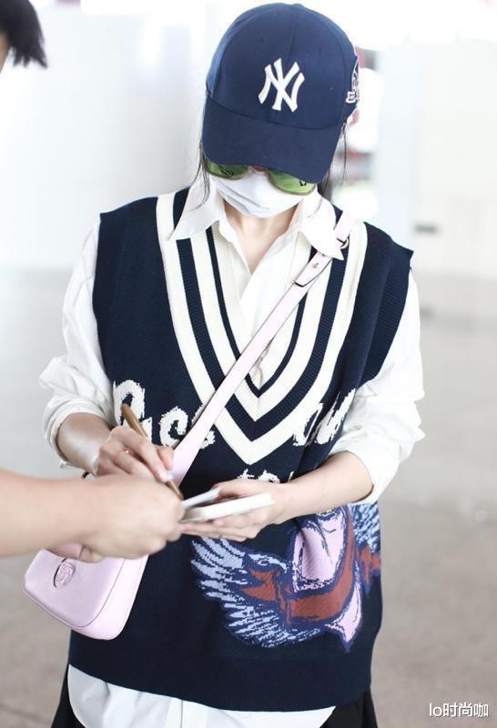 lo时尚咖|范冰冰贴心为粉丝签名，穿学院风大秀少女心，就是感觉不太协调