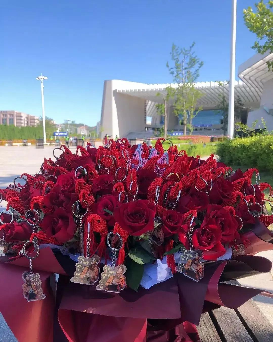 肖战|肖战《如梦之梦》玫瑰花墙里的品牌越来越多，TODS花墙很用心