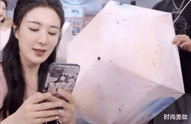 时尚美妆|薇娅直播的\＂懒人伞\＂一夜爆红，39度出门不怕晒，网友：这么简单？