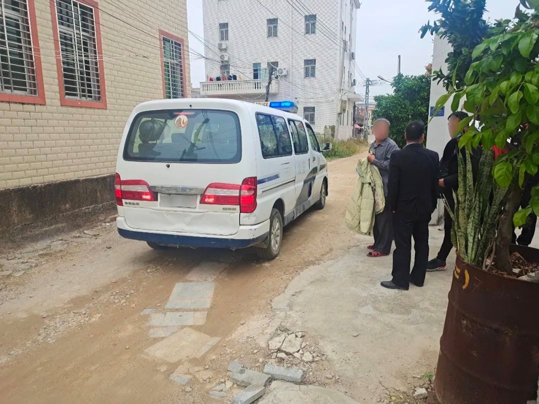汕尾陆丰某村,一男子抡起磅锤砸“天地父母”香炉,会折损福报吗
