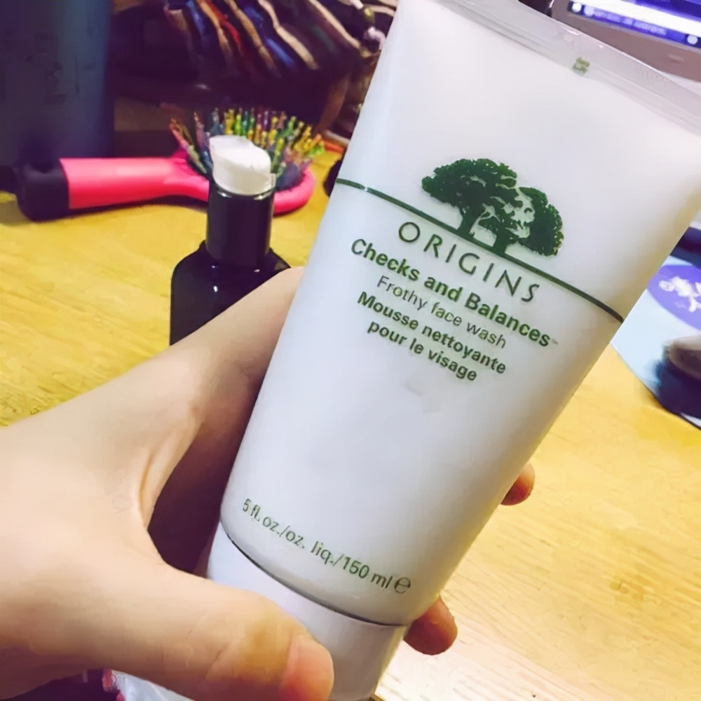 饮食 洗面奶：清洁毛孔的同时改善粗糙的皮肤