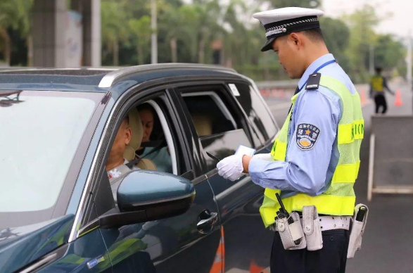 行人闯红灯被车撞,司机应不应该负责?交警:只有一种情况不要!