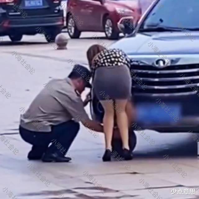 保安 山东：女司机被石墩卡住，上演徒手抬车，保安一手插兜热心指导