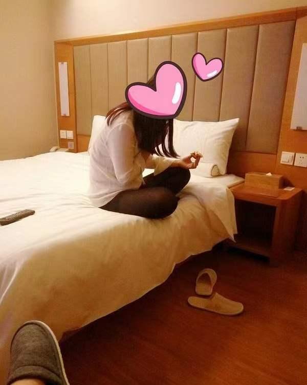 陕西女子为改善夫妻房事,被网友邀约三个人一起,丈夫无奈同意