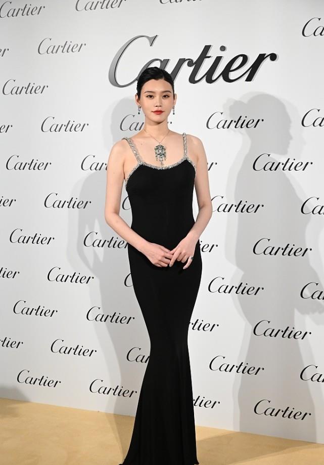 可馨育娃|奚梦瑶真是自信过头了，穿了件“小一号”的长裙，显得有点魁梧