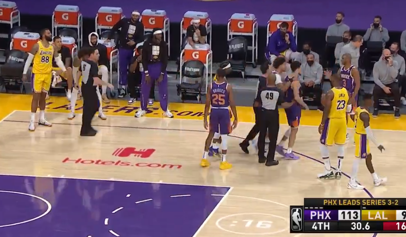 布克|最后时刻暴扣羞辱湖人,布克为何赛后还去更衣室找詹姆斯要球衣?