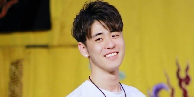 张云雷|跟德云社师弟合影，张云雷给足了面子，连文案都按对方的要求发