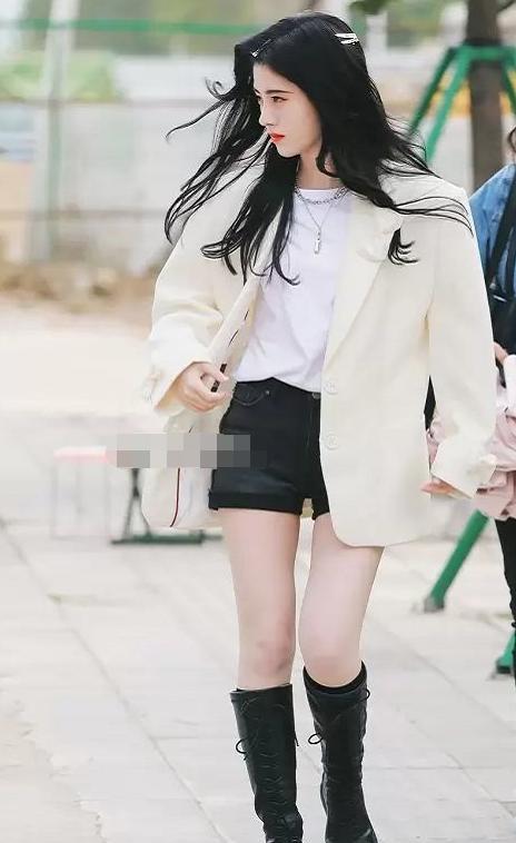 林志玲|要洗白？鞠婧祎为显腿真实，穿“绷带袜”，看到效果直男爱惨了