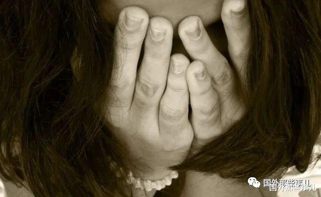 女孩 女大学生和男友晚上出门，女孩在男友面前被7人侵犯