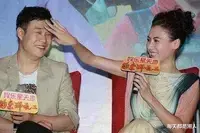 每天都是潮人|一次张柏芝与小沈阳同台献唱，唱到一半小沈阳突然从背后深情搂住了张柏芝的腰