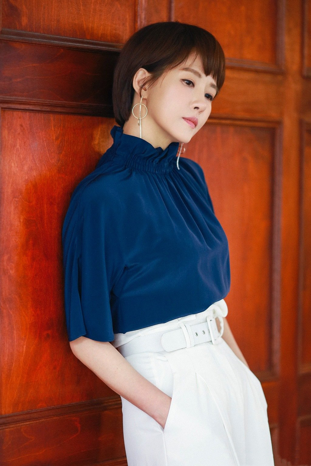 减肥餐|“金三顺”大变样，短发衬衫演绎高雅丽人范，看着比年轻时漂亮