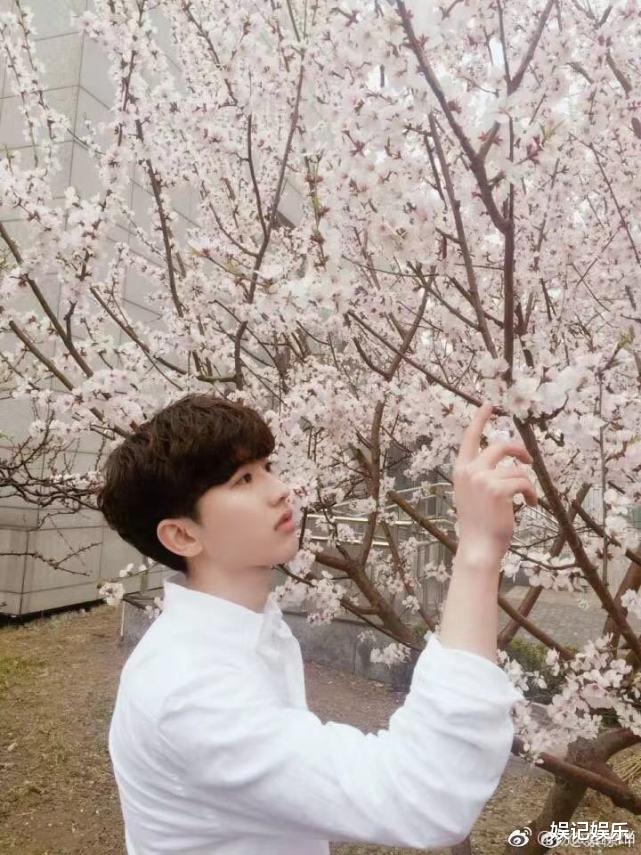 美甲|奥运首金杨倩日常曝光，喜欢化妆美甲是个爱美的女孩，追星蔡徐坤