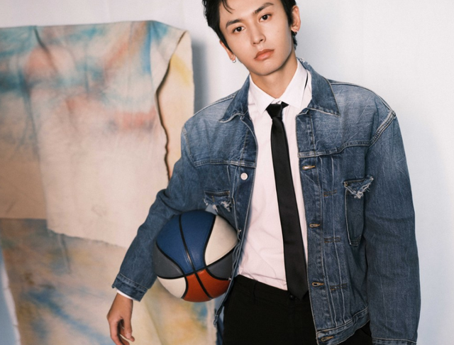 张哲瀚|张哲瀚道歉，被曝曾提前通知粉丝控评，手握36个代言不得不回应？