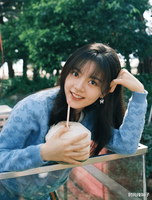 穿衣搭配|赵今麦换发型堪称整容，闷声一年留黑长直后，这才是直男眼中的初恋脸