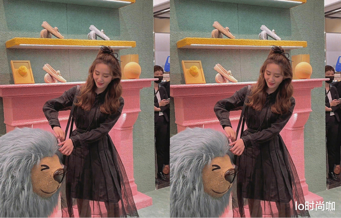 lo时尚咖 刘诗诗不愧是“生图杀手”，穿复古小黑裙优雅可爱，无修图也绝美