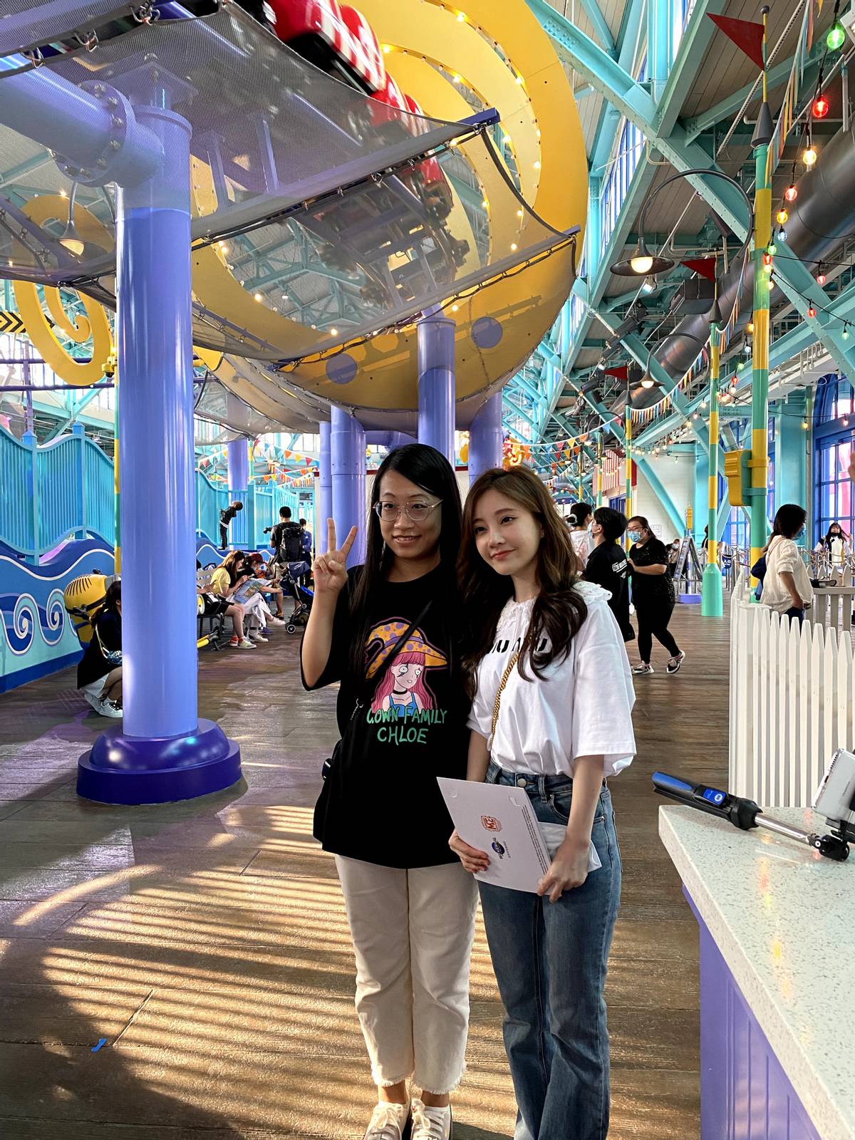 冯提莫|明星被偶遇的反应！冯提莫在环球影城与路人合影！