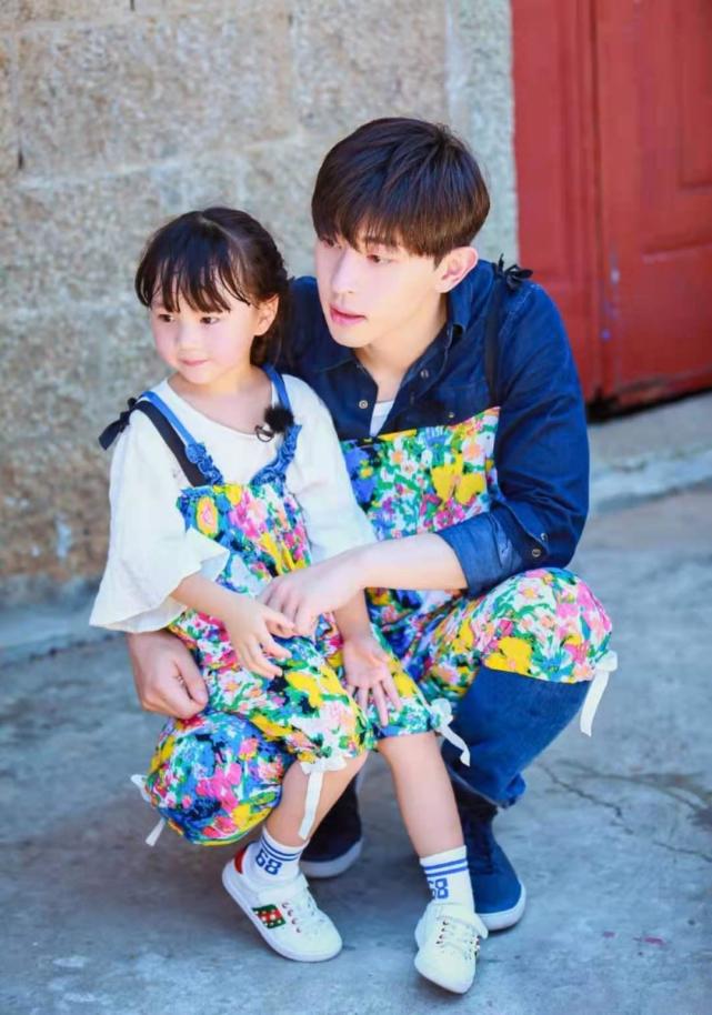 纪美伊|《爸爸去哪儿》小山竹近照曝光，浓妆打扮露腰装，网友怒批太成熟