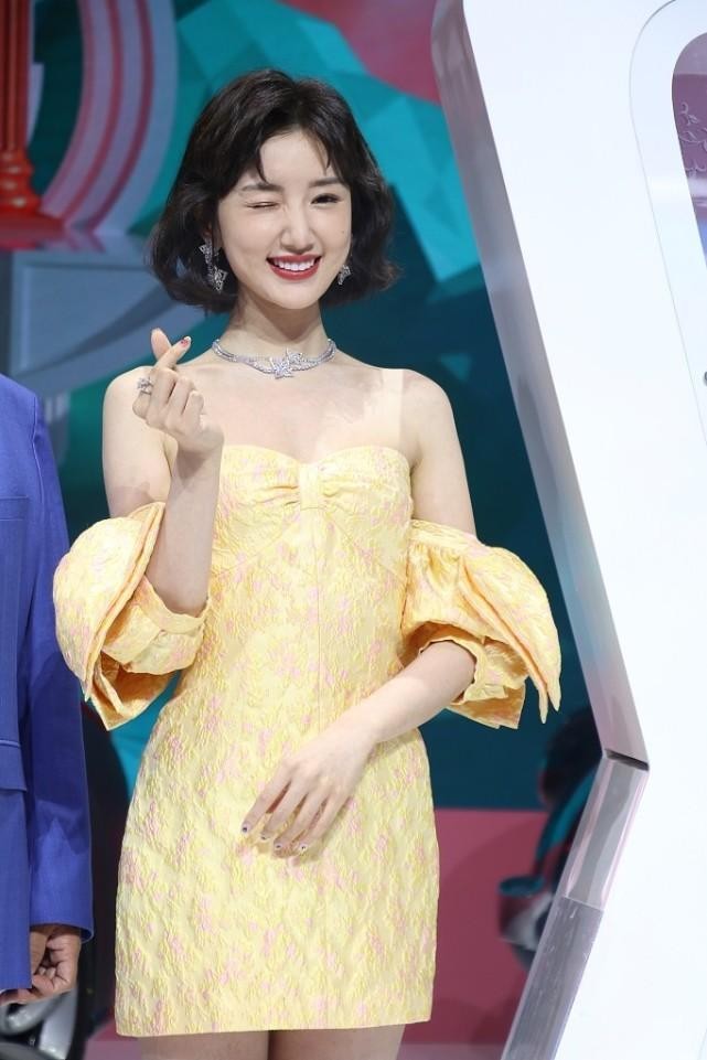 生活赋予情感|毛晓彤的脸蛋变得圆圆的，一看就很好捏，少女感不输小姑娘