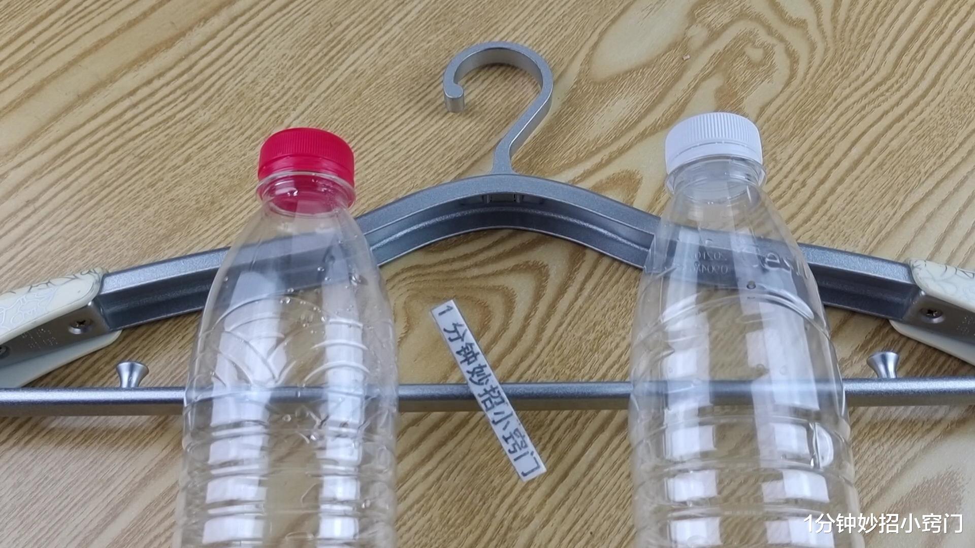 在衣架上挂两个塑料瓶,放在阳台太实用了,解决生活中的大难题