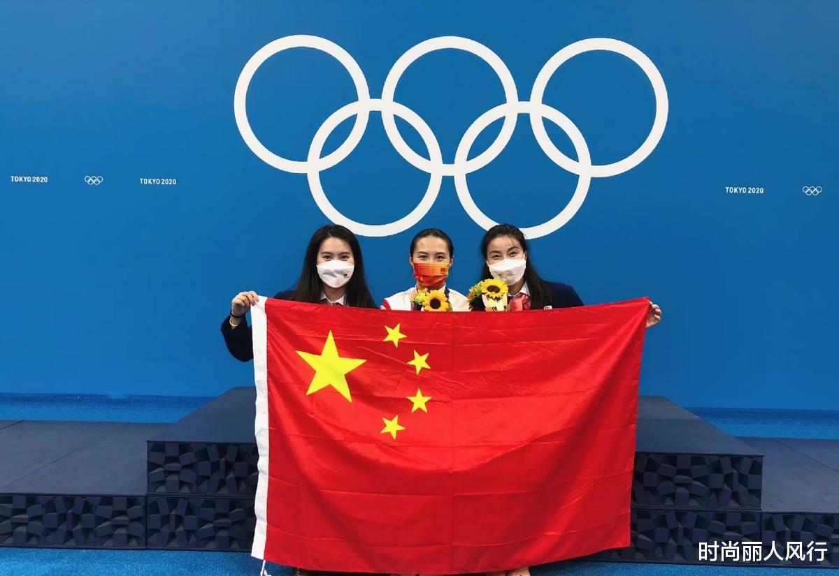 时尚丽人风行|郭晶晶站上奥运会领奖台！穿裁判服却成配角，和冠军合照成名场面