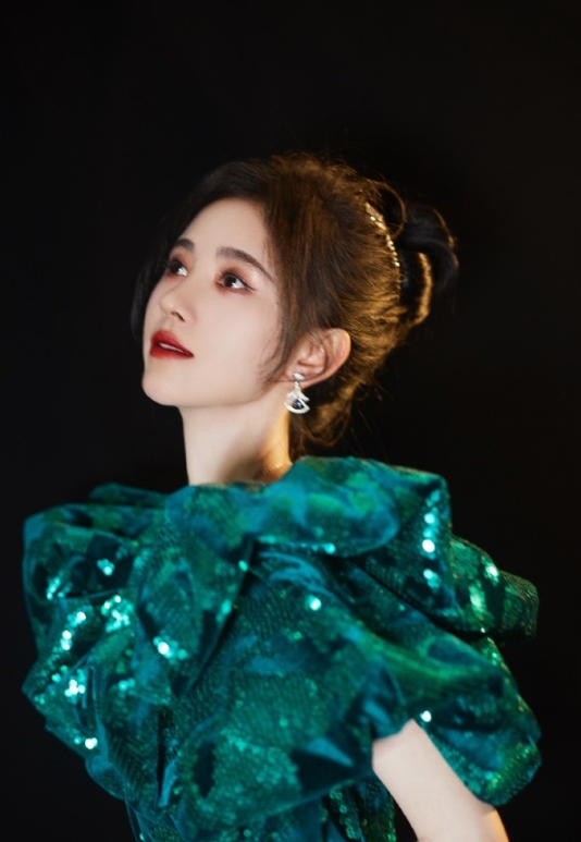 迪丽热巴|微博之夜红毯，赵丽颖显憔悴，鞠婧祎凭腰上热搜，迪丽热巴太惊艳