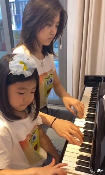 章子怡|小苹果醒醒弹钢琴为章子怡庆生：章子怡感动得像个孩子