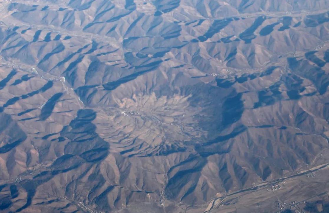 陨石坑 陨石坑里并没有陨石，陨石去哪了？被谁“拿”走了？