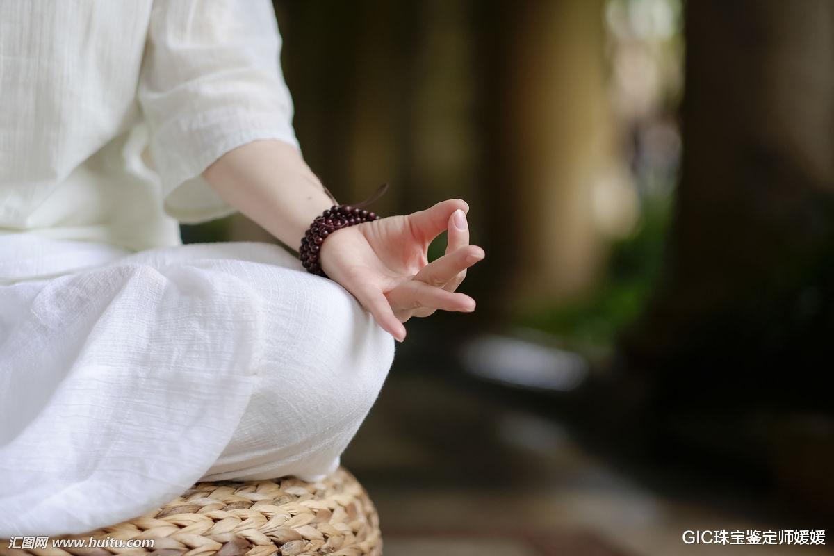 GIC珠宝鉴定师媛媛|意蕴深远的佛珠,衍生为时尚翡翠珠串首饰,富有文化内涵贵气十足