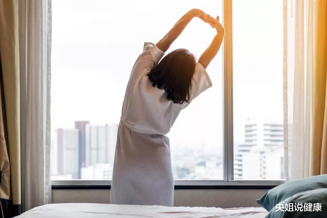 睡眠|熟睡时，为什么身体会突然抖一下，像是踩空了一样？医生说出原因