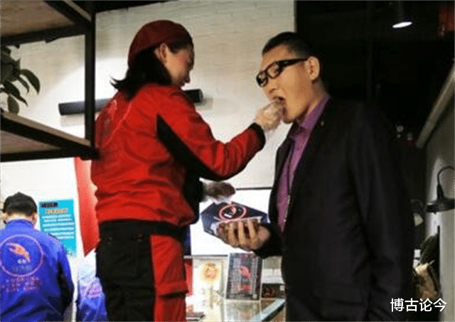 张欢|亚洲巨人张欢身高2.38米，与女星、网红传绯闻，35岁发愁没有女友