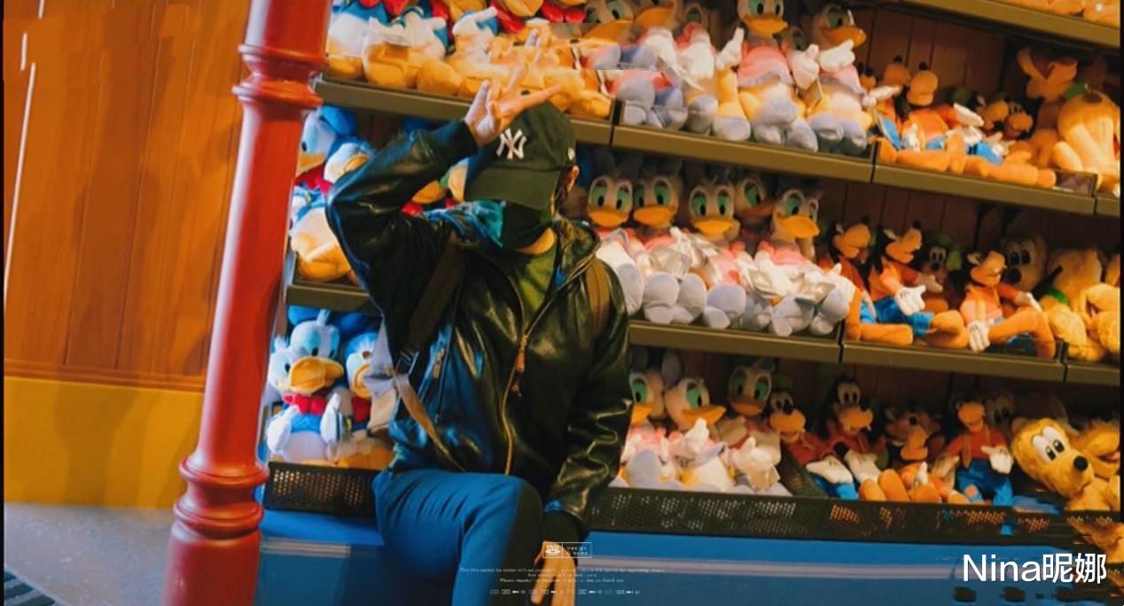 孙俪|孙俪打卡迪士尼，穿皮衣牛仔裤像帅小伙，老夫老妻玩公主抱太腻歪