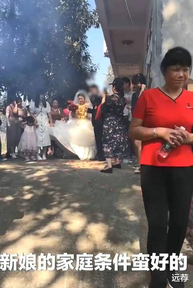 国庆节 国庆节最火新娘，身上挂60个大金镯子，网友酸了：太俗气！