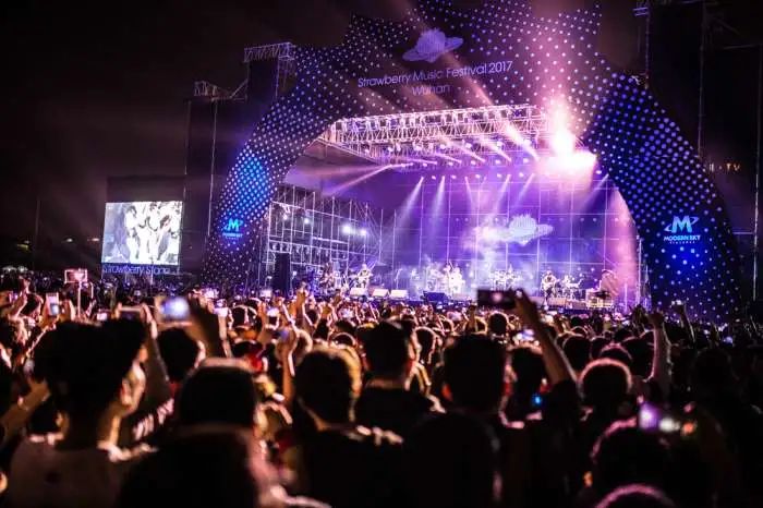 拉夏贝尔|超40万人涌入拉夏贝尔直播间！供应商：快倾家荡产了