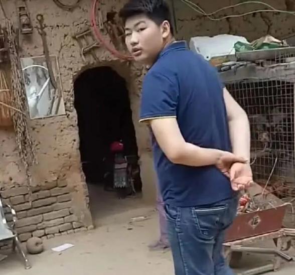 陈亚男|离婚才5天就和好？陈亚男朱单伟被拍亲密互动，这个女人不简单